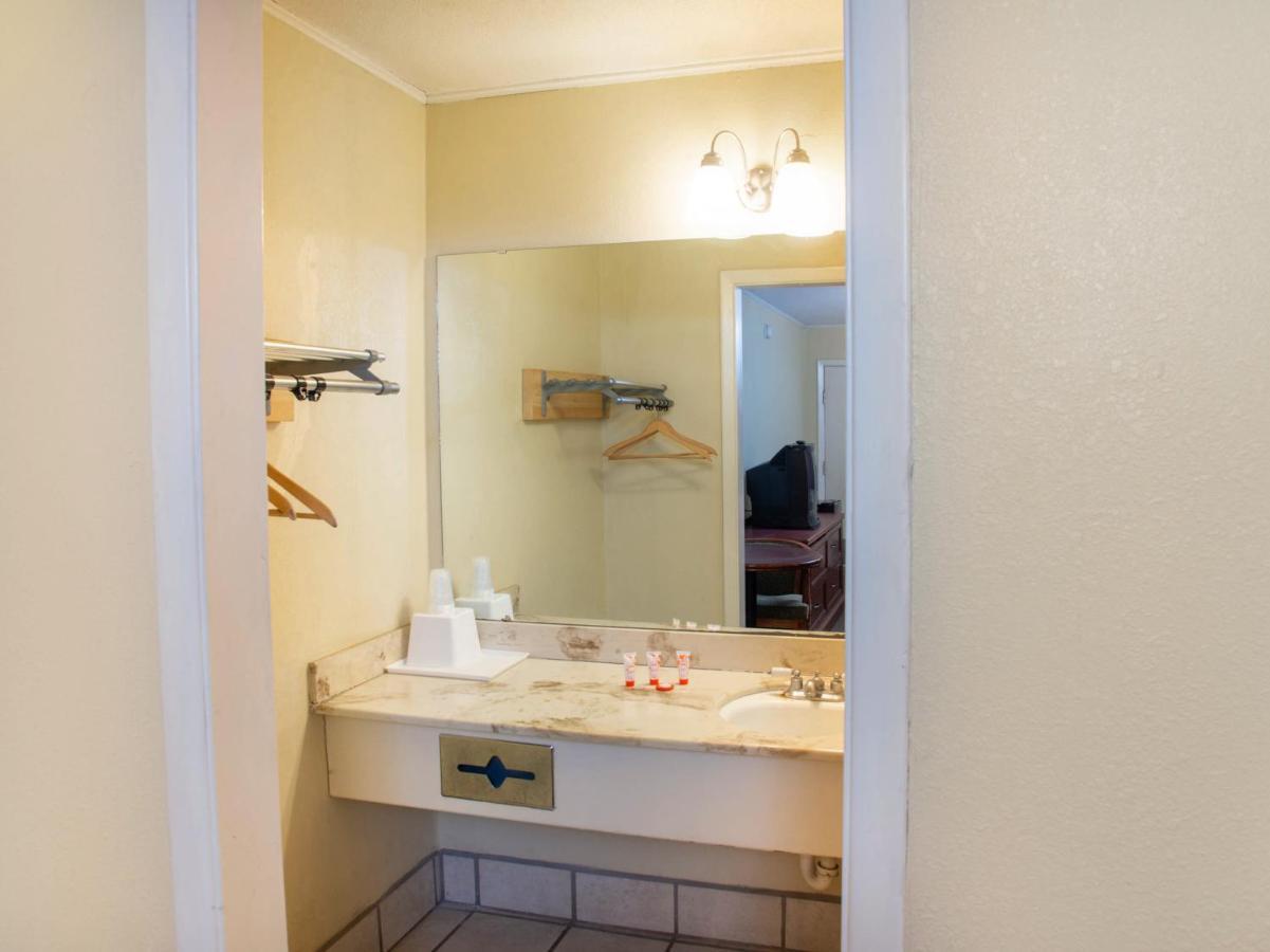 Rest Inn - Extended Stay, I-40 Airport, Wedding & Event Center Amarillo Exterior photo